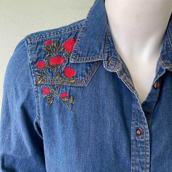 Zara embroidered flower classic chambray button down shirt size small - Picture 2 of 5